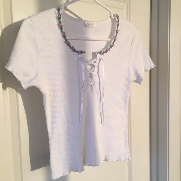Purple lace lettuce trim rib-knit v-neck white tee - Picture 3 of 6